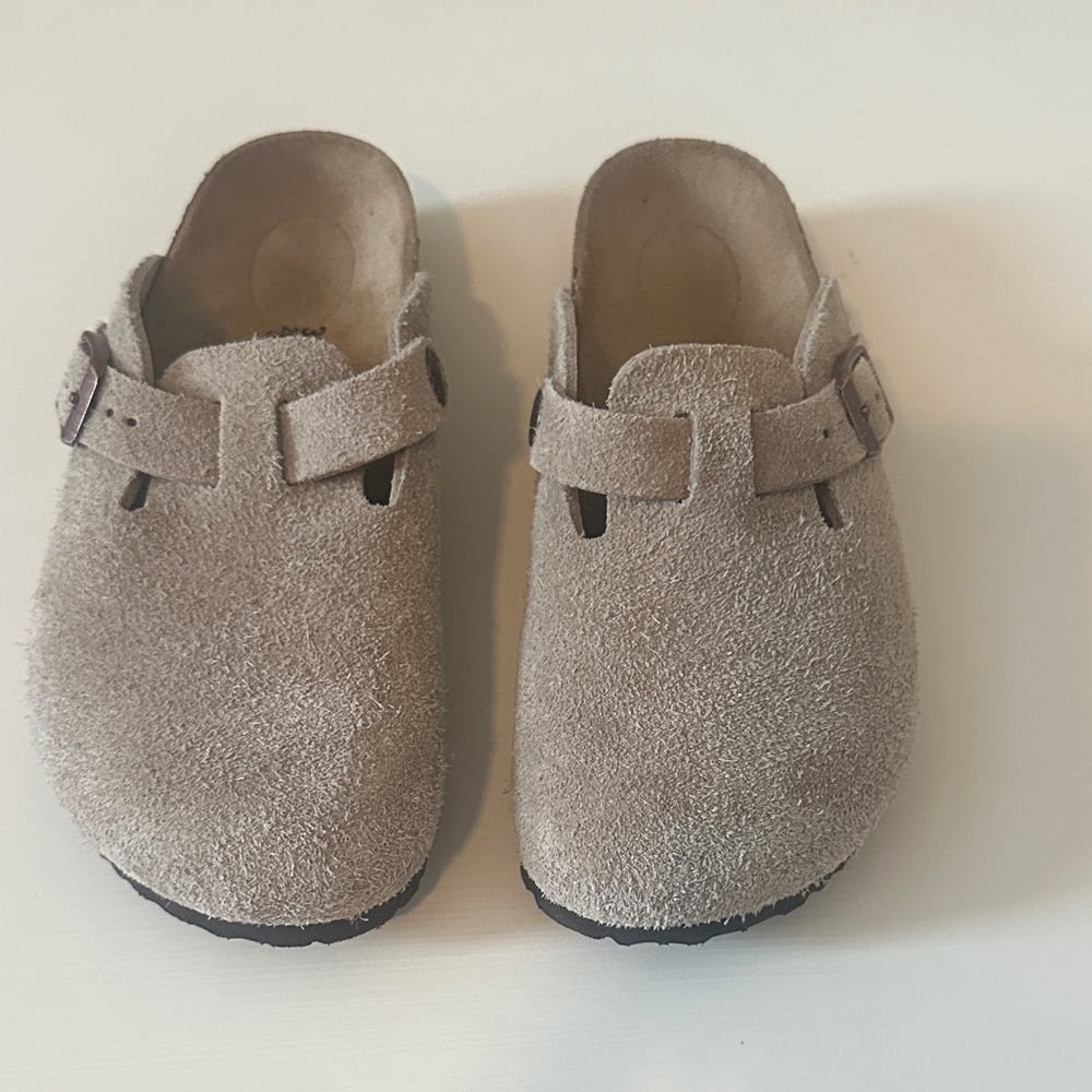 New ** Birkenstock Kids Suede Clogs Kids Suede Slip-On Shoes - Tan